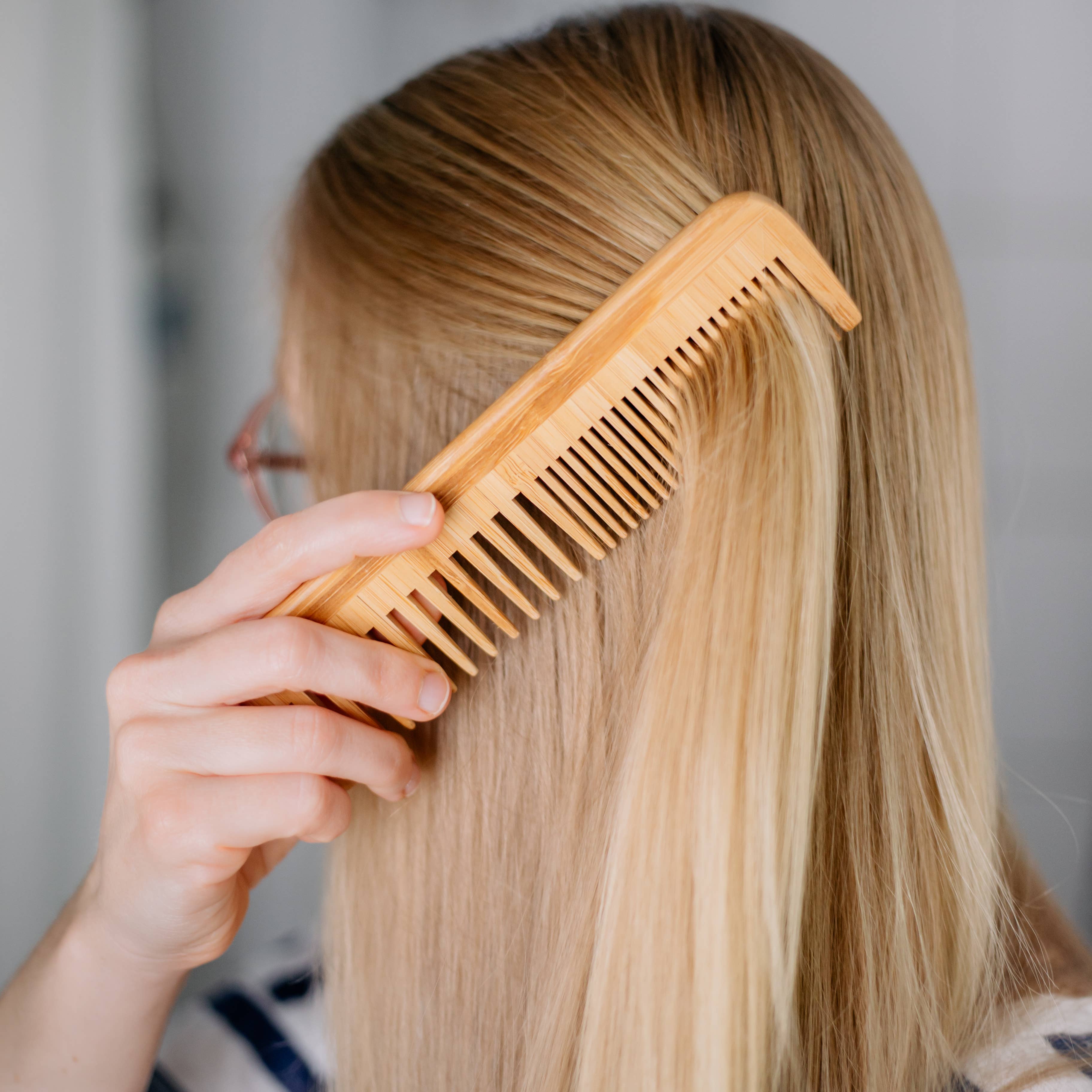 Pettine di legno in bambù naturale per benessere equo