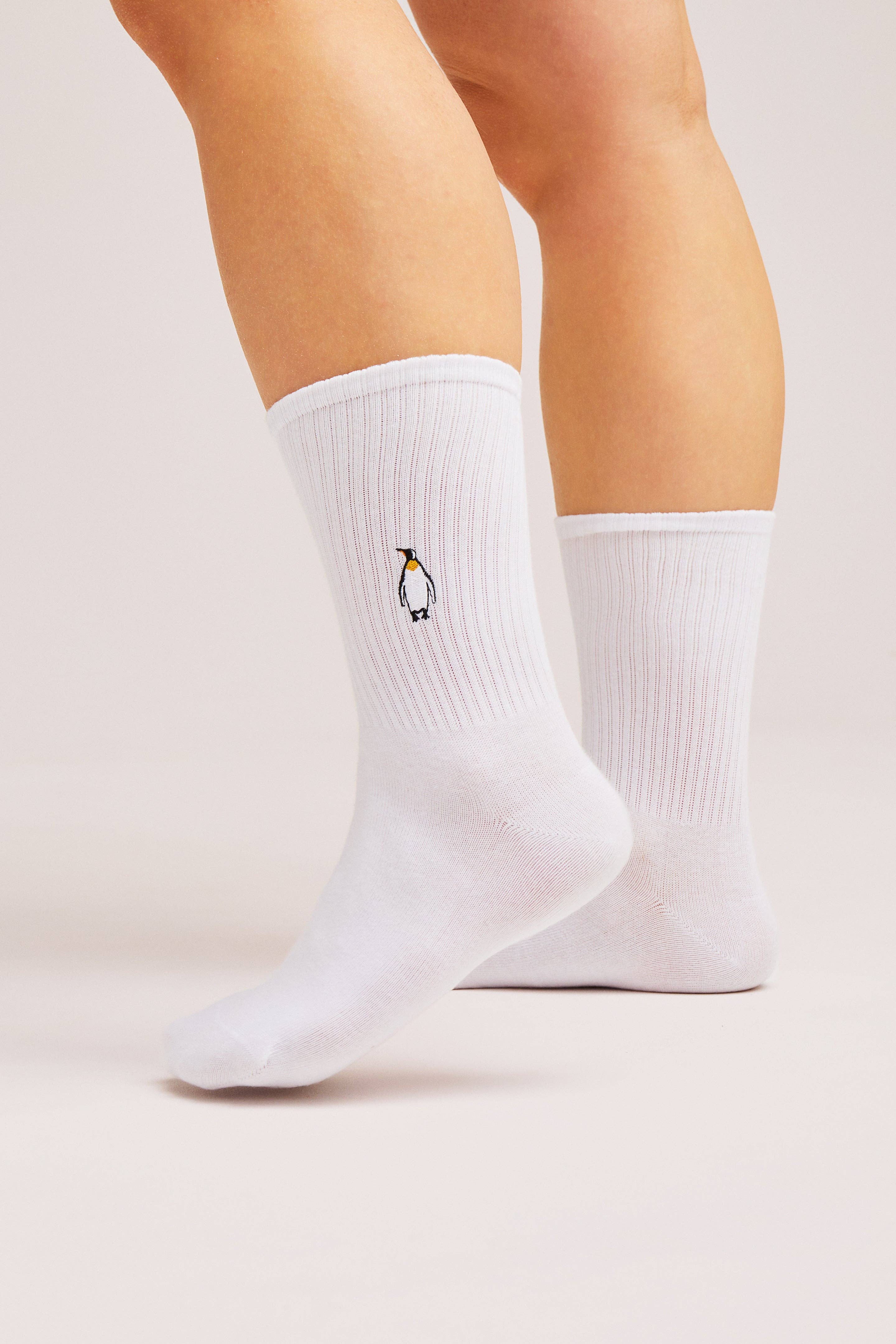 Penguin Socks - Calzini girocollo biologici bianchi, ricamo a forma di pinguino